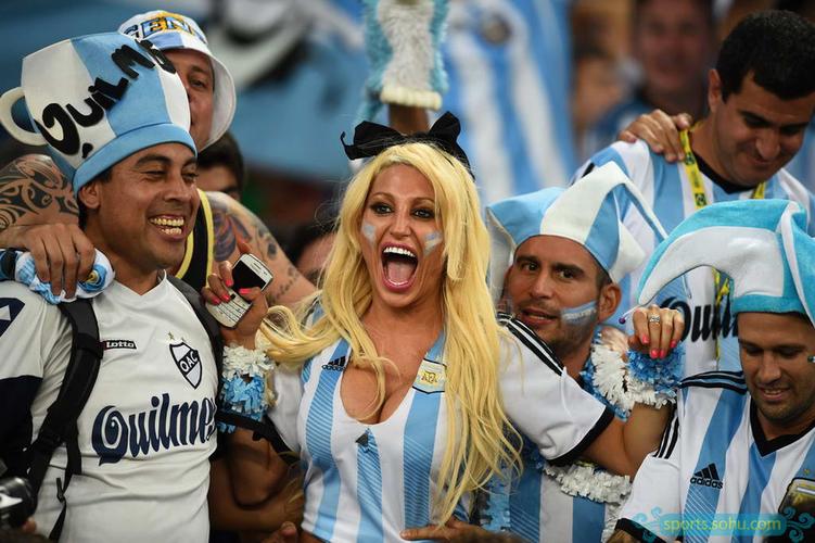 阿根廷女球迷掀开衣服的相关图片