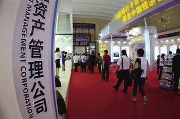 银行如何评估和管理市场风险？
